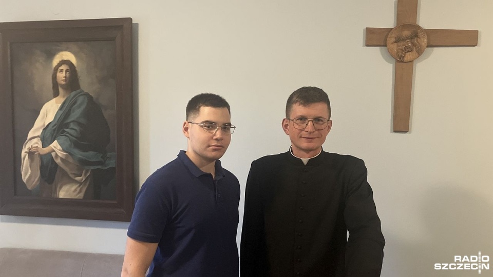 Kleryk Maciej Poterek (na zdj. z lewej) i prefekt seminarium ks. Daniel Majchrzak. Fot. Piotr Kołodziejski [Radio Szczecin]