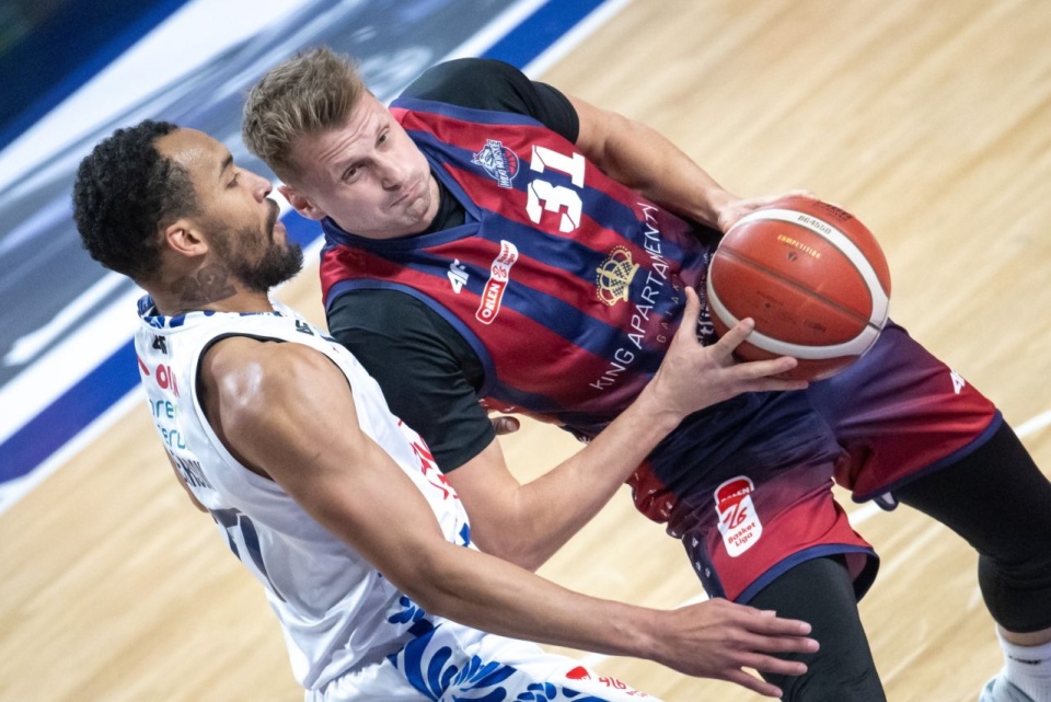 Od lewej: Nijal Pearson i Mateusz Kostrzewski. Fot. PAP/Tytus Żmijewski