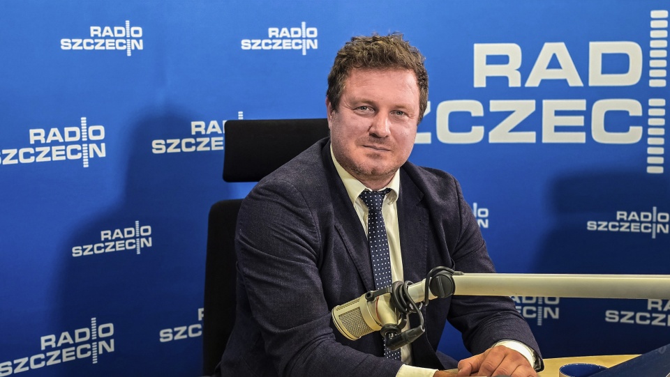 Szymon Osowski, prawnik z Sieci Obywatelskiej Watchdog Polska. Fot. Wojciech Ochrymiuk [Radio Szczecin]