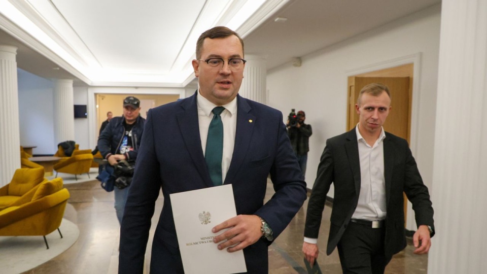 Minister rolnictwa i rozwoju wsi Stefan Krajewski w drodze na konferencję prasową w siedzibie Ministerstwa Rolnictwa i Rozwoju Wsi w Warszawie. Temat konferencji: "Komentarz ws. działki przeznaczonej pod budowę CPK". PAP/Paweł Supernak