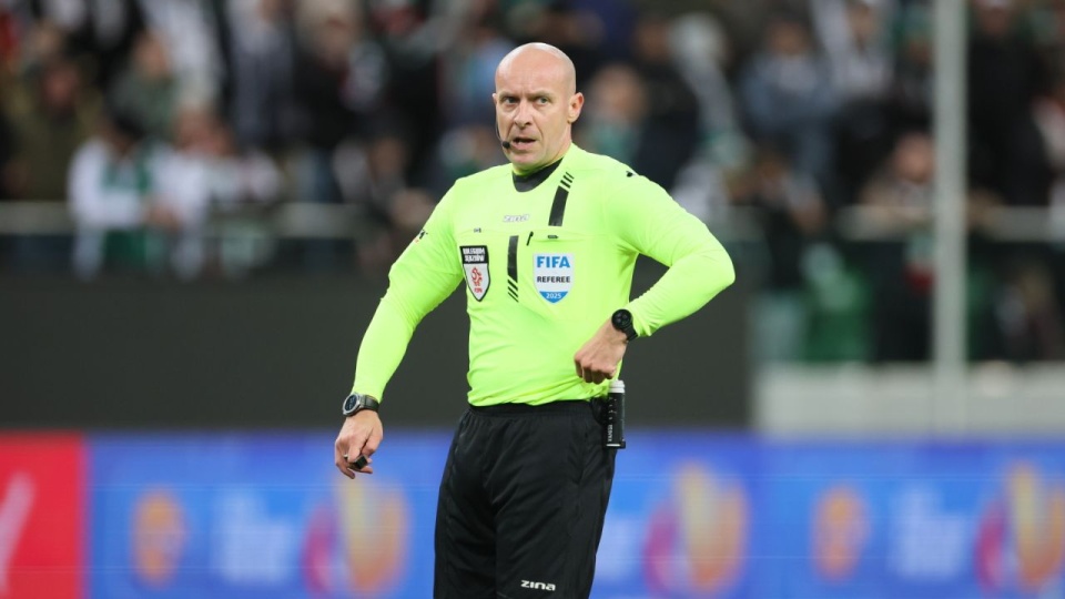 Sędzia główny spotkania Szymon Marciniak podczas 1/16 finału piłkarskiego Pucharu Polski pomiędzy Legią Warszawa i Pogonią Szczecin. PAP/Leszek Szymański