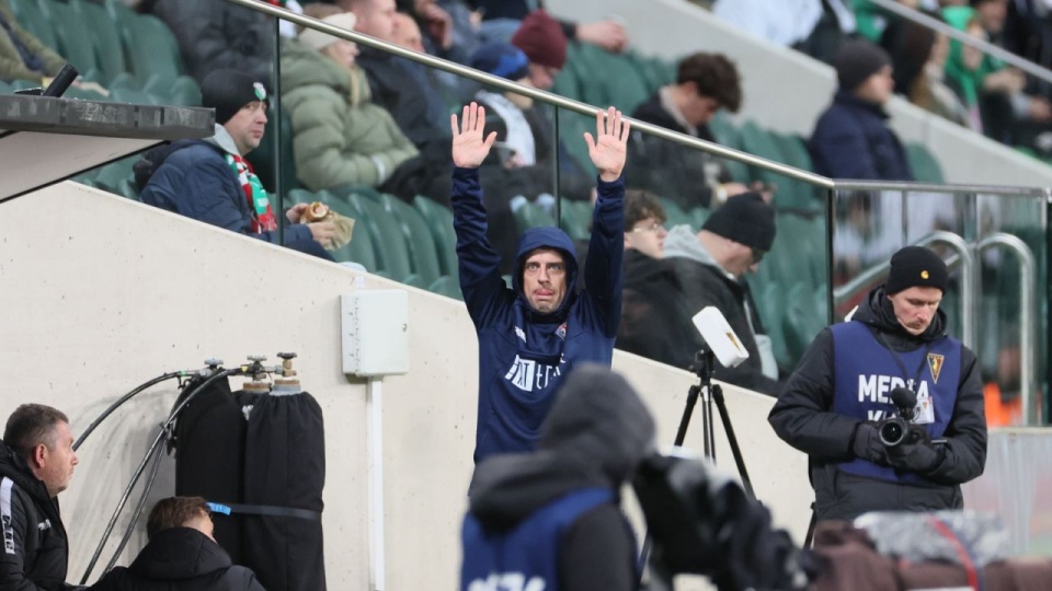 Zawodnik Pogoni Szczecin Kamil Grosicki na trybunach stadionu podczas meczu 1/16 finału piłkarskiego Pucharu Polski z Legią Warszawa. PAP/Leszek Szymański