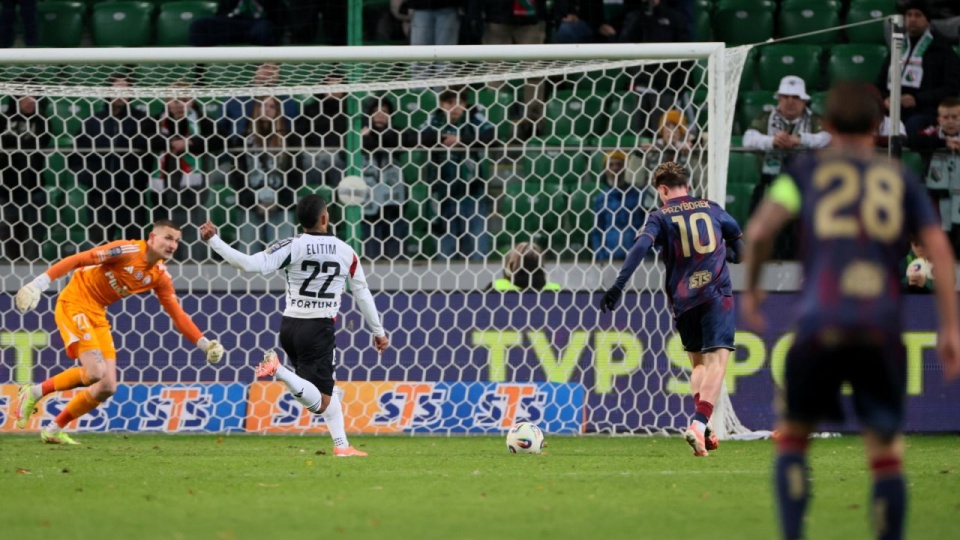 Zawodnik Pogoni Szczecin Adrian Przyborek strzela bramkę na 1:2 w dogrywce 1/16 finału piłkarskiego Pucharu Polski z Legią Warszawa. PAP/Leszek Szymański