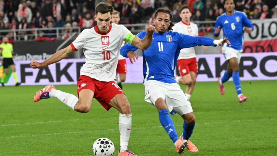 Polak Tomasz Pieńko (L) i Luca Koleosho (P) z Włoch podczas meczu eliminacyjnego piłkarskich mistrzostw Europy U-21, 14 bm. w Szczecinie. (gj) PAP/Marcin Bielecki