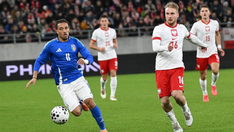 Polak Kacper Duda (P) i Luca Koleosho (L) z Włoch podczas meczu eliminacyjnego piłkarskich mistrzostw Europy U-21, 14 bm. w Szczecinie. (gj) PAP/Marcin Bielecki