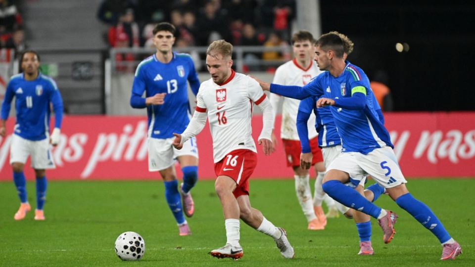 Polak Kacper Duda (L) i Luca Lipani (P) z Włoch podczas meczu eliminacyjnego piłkarskich mistrzostw Europy U-21, 14 bm. w Szczecinie. (gj) PAP/Marcin Bielecki