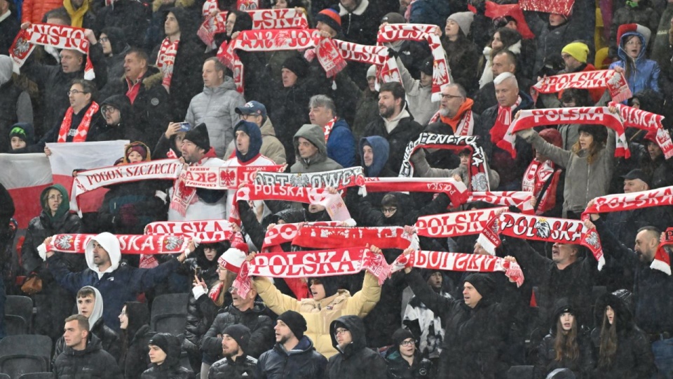 Polscy kibice podczas meczu eliminacyjnego piłkarskich mistrzostw Europy U-21 z Włochami, 14 bm. w Szczecinie. (gj) PAP/Marcin Bielecki
