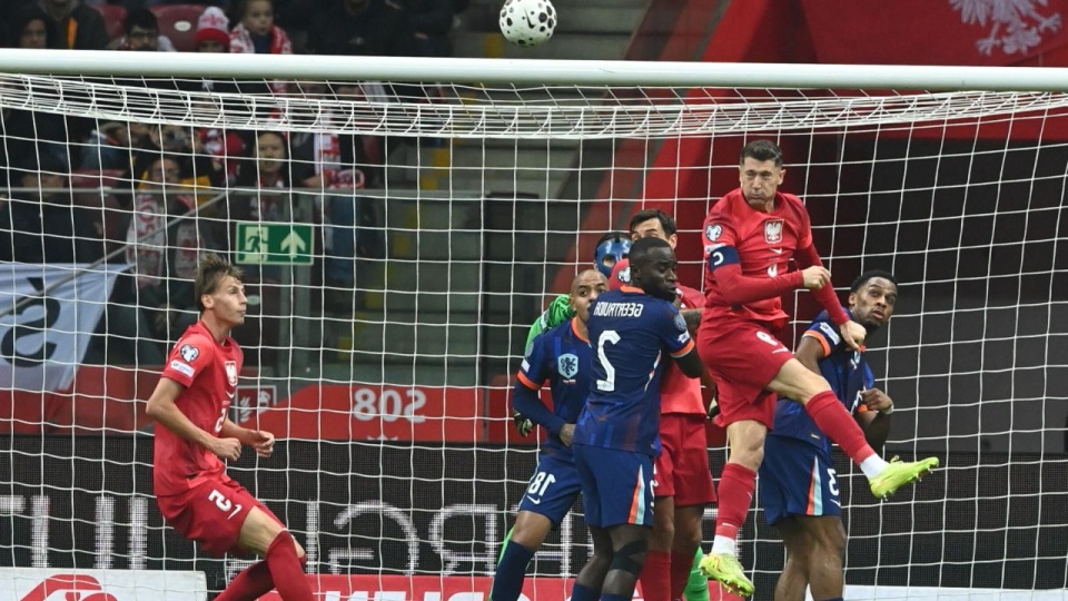 Robert Lewandowski podczas meczu eliminacyjnego piłkarskich mistrzostw świata z Holandią w Warszawie. PAP/Piotr Nowak