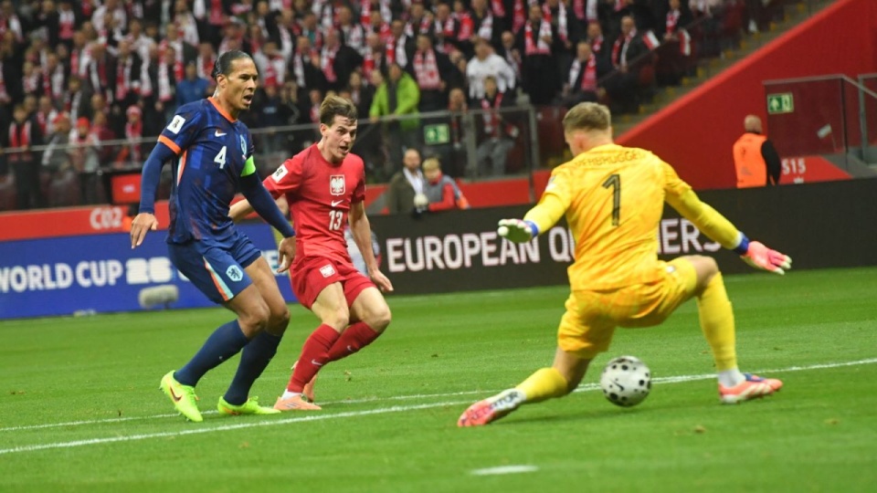 Piłkarz reprezentacji Polski Jakub Kamiński strzela bramkę podczas meczu eliminacyjnego piłkarskich mistrzostw świata z Holandią w Warszawie. Obok Virgil van Dijk i bramkarz Bart Verbruggen. PAP/Piotr Nowak