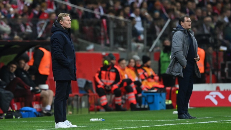 Trener reprezentacji Polski Jan Urban (P) i trener Holandii Ronald Koeman (L) podczas meczu eliminacyjnego piłkarskich mistrzostw świata w Warszawie. PAP/Piotr Nowak
