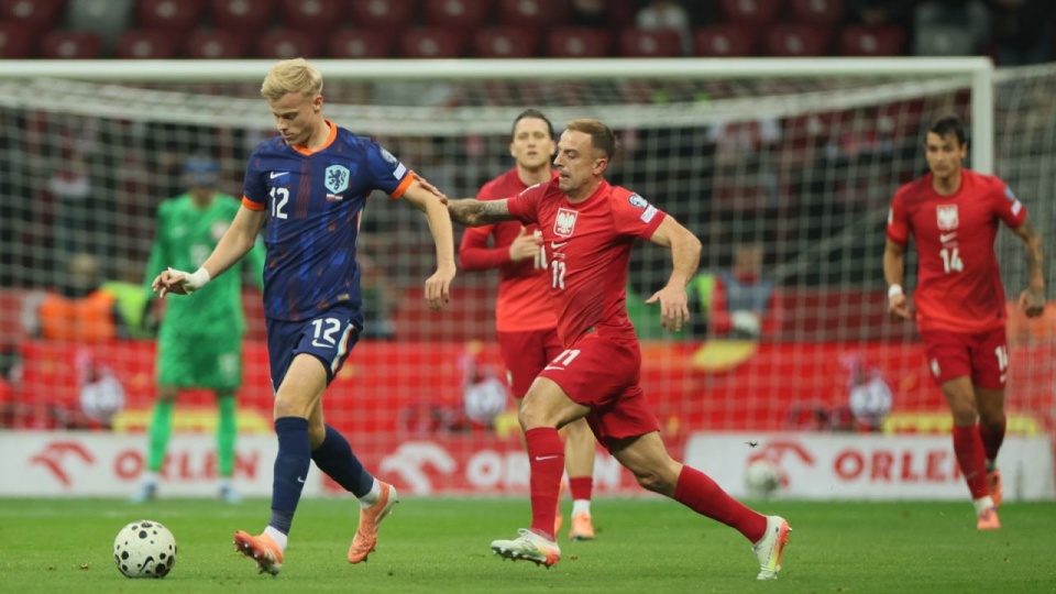 Polak Kamil Grosicki (P) Jan Paul van Hecke (L) z Holandii podczas meczu eliminacyjnego piłkarskich mistrzostw świata. w Warszawie. PAP/Leszek Szymański