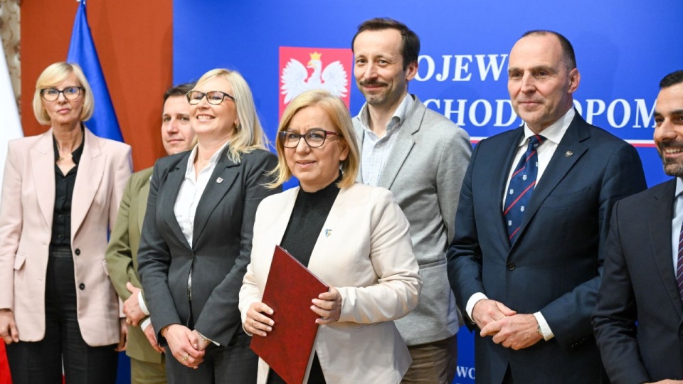 Minister klimatu i środowiska Paulina Hennig-Kloska (3P) i wojewoda zachodniopomorski Adam Rudawski (P) podczas konferencji prasowej po spotkaniu z samorządami, które wyraziły zgodę na utworzenie na ich terenie Parku Narodowego Doliny Dolnej Odry w Zachodniopomorskim Urzędzie Wojewódzkim w Szczecinie. PAP/Marcin Bielecki