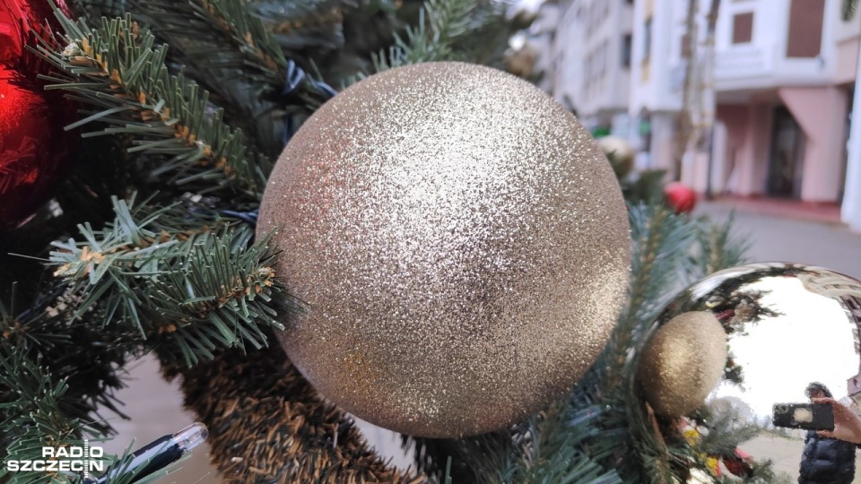 Obecnie trwa montaż ostatnich ozdób na ulicach miasta. Łącznie Kołobrzeg wyda na ten cel rekordowe 1,5 mln zł. Fot. Przemysław Polanin [Radio Szczecin]