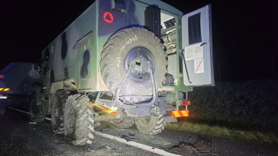 S6. Zderzenie osobówki z pojazdem wojskowym