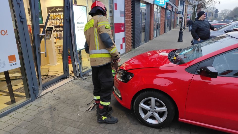 Kolizja w Kołobrzegu - kierowca wjechał w witrynę