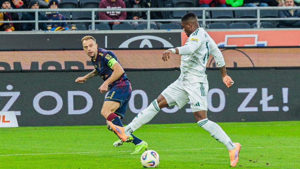 Piłkarz Pogoni Szczecin Kamil Grosicki i Steve Kingue z Radomiaka Radom podczas meczu Ekstraklasy. PAP/Jerzy Muszyński