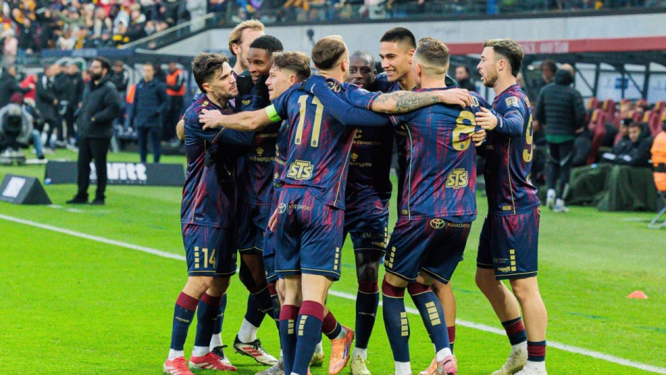 Piłkarze Pogoni Szczecin cieszą się z gola podczas meczu Ekstraklasy z Radomiakiem Radom. PAP/Jerzy Muszyński