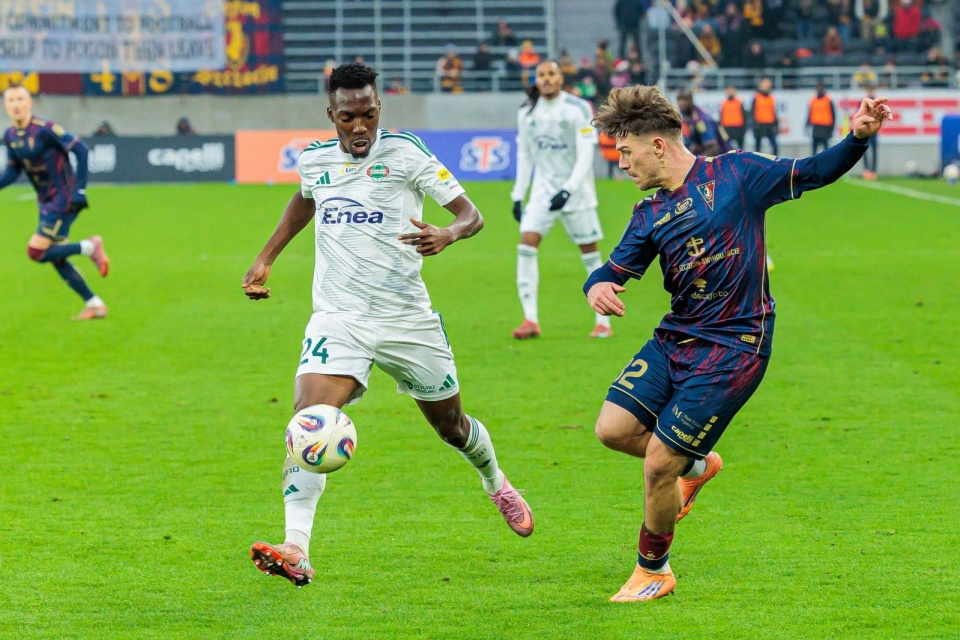 Piłkarz Pogoni Szczecin Leonardo Koutris (P) i Zie Ouattara (L) z Radomiaka Radom podczas meczu Ekstraklasy. PAP/Jerzy Muszyński