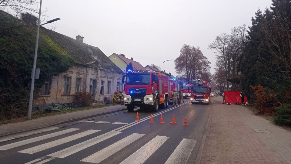 Tragiczny pożar domu jednorodzinnego w Wałczu [ZDJĘCIA]