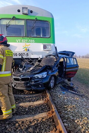 Wypadek na niestrzeżonym przejeździe kolejowym w miejscowości Ogorzelice na Mazowszu. Kierowca BMW wjechał pod szynobus. Trafił do szpitala.