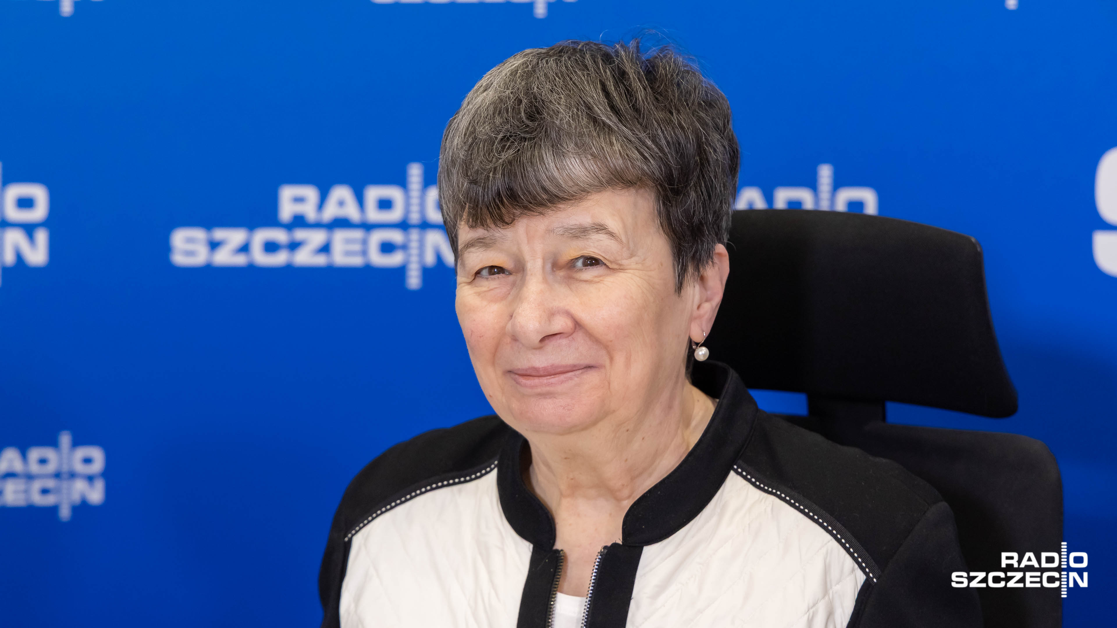 Seniorzy uwięzieni na 3 i 4 piętrach kamienic to problem zauważany przez miasto i Szczecińskie TBS - przekonywała w Rozmowie pod Krawatem prezes Grażyna Szotkowska. Dobudowywanie wind to kosztowny temat, jednocześnie w większości przypadków musiałyby się zatrzymywać na półpiętrach.