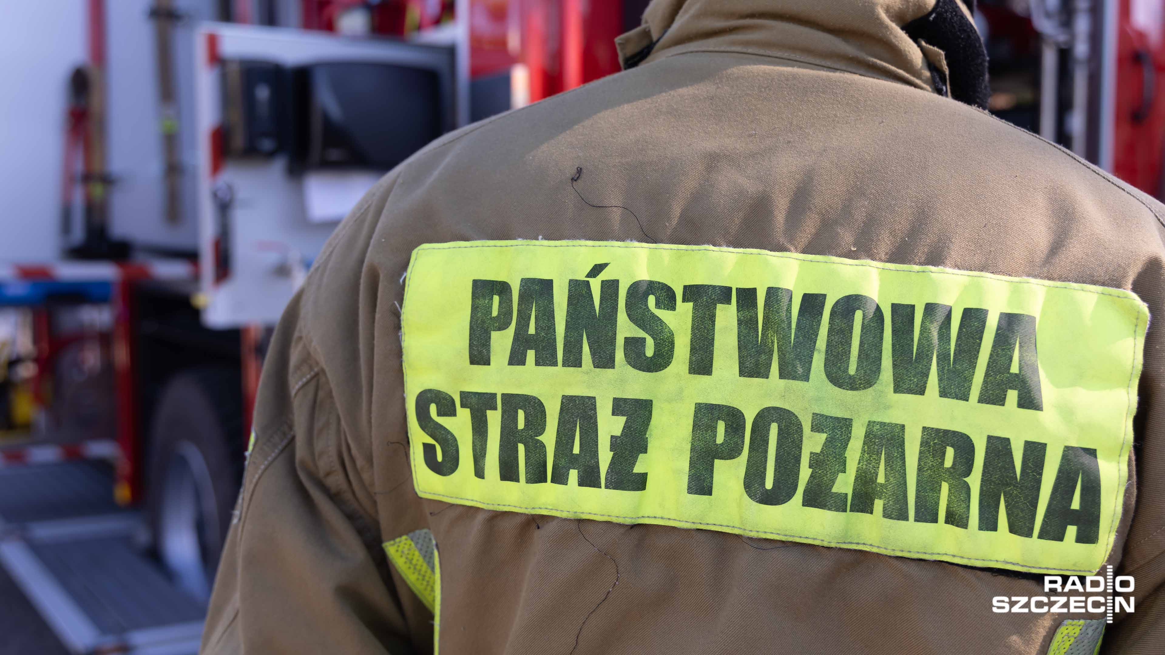 Pożar domu wielorodzinnego przy ulicy Szewskiej w Ińsku. Przed godziną 15:00 strażacy otrzymali zgłoszenie o ogniu, który pojawił się na poddaszu budynku.