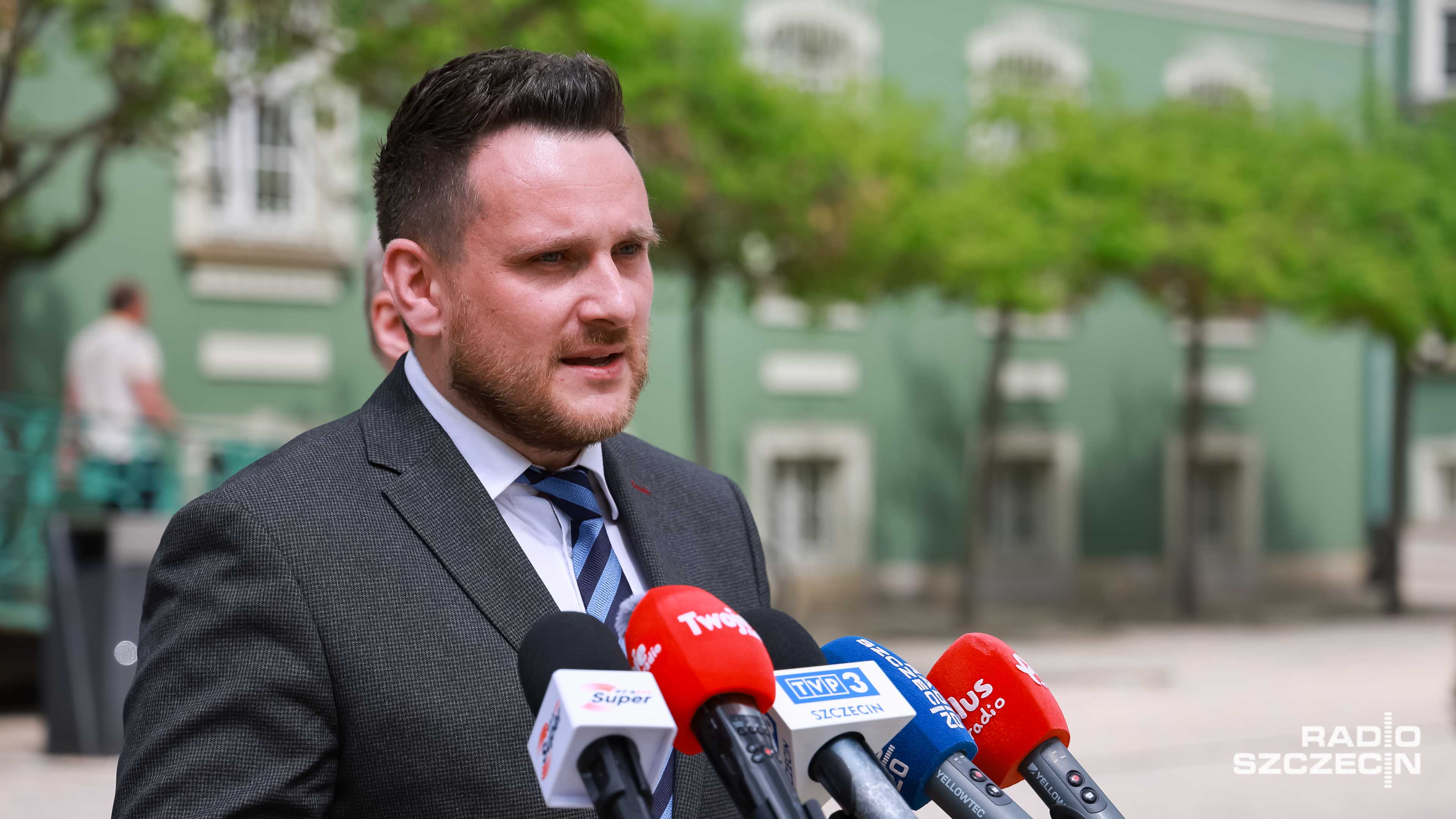 Szczeciński radny pyta o wycieczkę szczecińskiego przedsiębiorstwa autobusowego za 123 tysiące złotych.