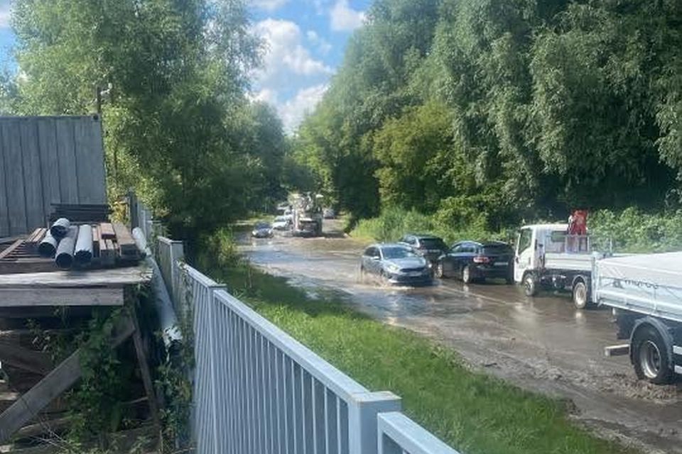 Pękła rura w Szczecinie, ulica zalana