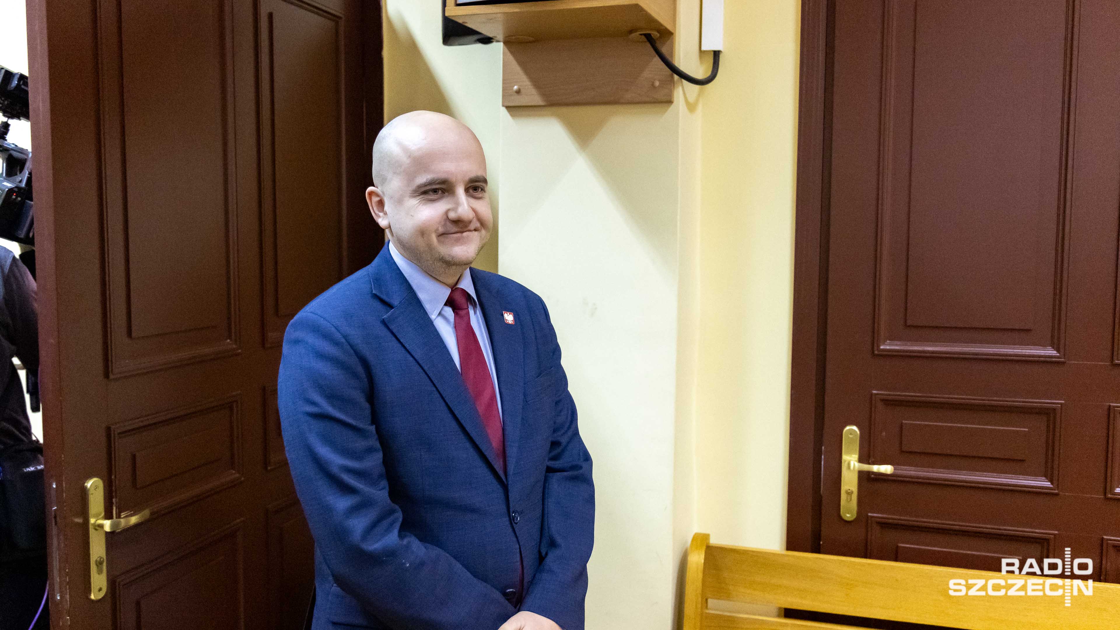 Nie przyznaje się do zarzutów i chce udowodnić, że szczecińskie stowarzyszenia działały zgodnie z założeniami Funduszu Sprawiedliwości. Poseł PiS Dariusz Matecki rozpoczął wyjaśnienia w sprawie tzw. szczecińskiego wątku funduszu. Ma zarzuty m.in. przywłaszczenia pieniędzy, ustawiania konkursów i prania pieniędzy.