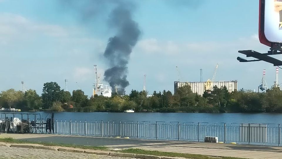 Pożar w Szczecinie. Płoną gumowe rury