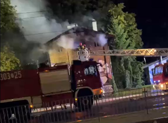 Pożar pustostanu przy alei Powstańców Wielkopolskich [WIDEO]