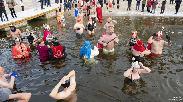 Fot. Kamila Kozioł [Radio Szczecin] Morsy z regionu (i nie tylko) przeszły w zimnym orszaku [WIDEO, ZDJĘCIA]