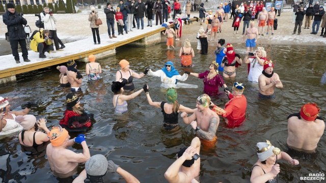 Fot. Kamila Kozioł [Radio Szczecin] Morsy z regionu (i nie tylko) przeszły w zimnym orszaku [WIDEO, ZDJĘCIA]