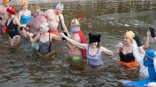 Fot. Kamila Kozioł [Radio Szczecin] Morsy z regionu (i nie tylko) przeszły w zimnym orszaku [WIDEO, ZDJĘCIA]