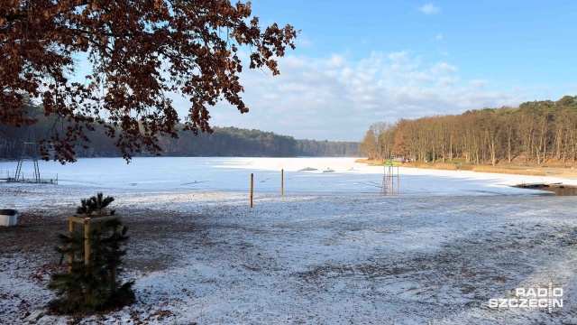 Fot. Robert Stachnik [Radio Szczecin] Policja przypomina - wchodzenie na zamarznięte jeziora to ryzyko [WIDEO, ZDJĘCIA]