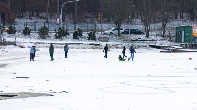 Fot. Robert Stachnik [Radio Szczecin] Policja przypomina - wchodzenie na zamarznięte jeziora to ryzyko [WIDEO, ZDJĘCIA]