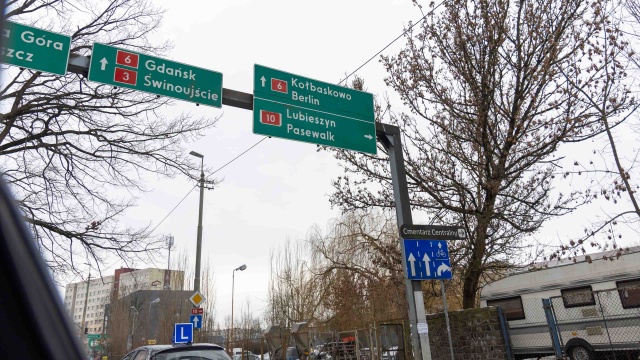 Fot. Robert Stachnik [Radio Szczecin] Anachroniczne oznakowanie kierunkowe w Szczecinie [ZDJĘCIA]