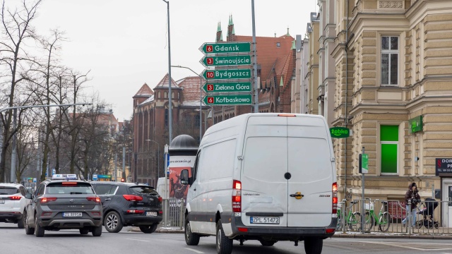 Fot. Robert Stachnik [Radio Szczecin] Anachroniczne oznakowanie kierunkowe w Szczecinie [ZDJĘCIA]