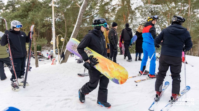 Fot. Robert Stachnik [Radio Szczecin] Szczecińska Gubałówka pęka w szwach, a zima nie odpuszcza [WIDEO, ZDJĘCIA]