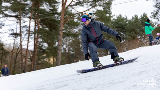 Fot. Robert Stachnik [Radio Szczecin] Szczecińska Gubałówka pęka w szwach, a zima nie odpuszcza [WIDEO, ZDJĘCIA]