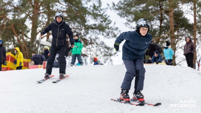 Fot. Robert Stachnik [Radio Szczecin] Szczecińska Gubałówka pęka w szwach, a zima nie odpuszcza [WIDEO, ZDJĘCIA]