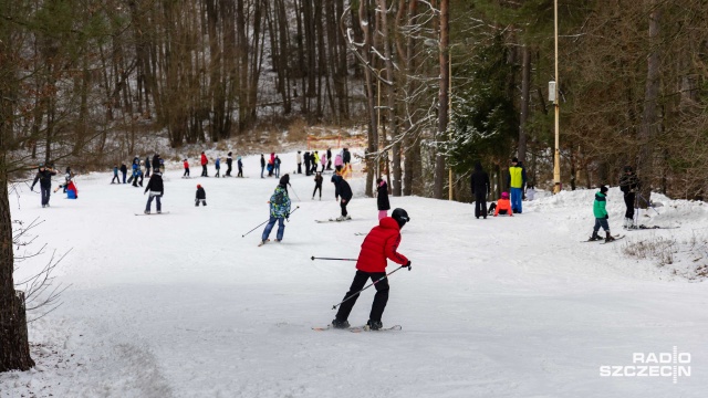Fot. Robert Stachnik [Radio Szczecin] Szczecińska Gubałówka pęka w szwach, a zima nie odpuszcza [WIDEO, ZDJĘCIA]