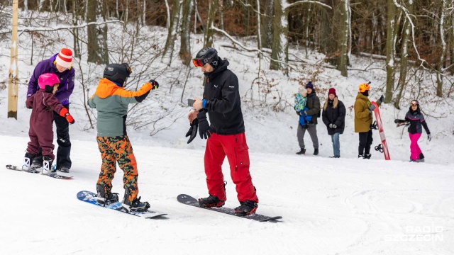 Fot. Robert Stachnik [Radio Szczecin] Szczecińska Gubałówka pęka w szwach, a zima nie odpuszcza [WIDEO, ZDJĘCIA]