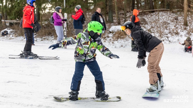 Fot. Robert Stachnik [Radio Szczecin] Szczecińska Gubałówka pęka w szwach, a zima nie odpuszcza [WIDEO, ZDJĘCIA]