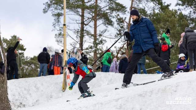 Fot. Robert Stachnik [Radio Szczecin] Szczecińska Gubałówka pęka w szwach, a zima nie odpuszcza [WIDEO, ZDJĘCIA]