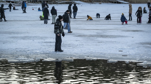 Fot. Maciej Papke [Radio Szczecin] Jezioro Głębokie zamarzło. Mimo zakazu, lodowy spacer kusi [WIDEO, ZDJĘCIA]