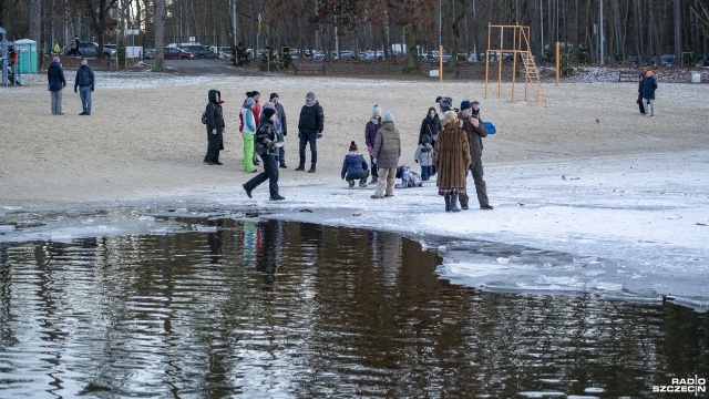 Fot. Maciej Papke [Radio Szczecin] Jezioro Głębokie zamarzło. Mimo zakazu, lodowy spacer kusi [WIDEO, ZDJĘCIA]