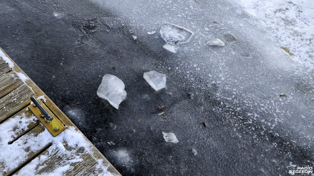 Fot. Maciej Papke [Radio Szczecin] Jezioro Głębokie zamarzło. Mimo zakazu, lodowy spacer kusi [WIDEO, ZDJĘCIA]