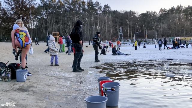Fot. Maciej Papke [Radio Szczecin] Jezioro Głębokie zamarzło. Mimo zakazu, lodowy spacer kusi [WIDEO, ZDJĘCIA]