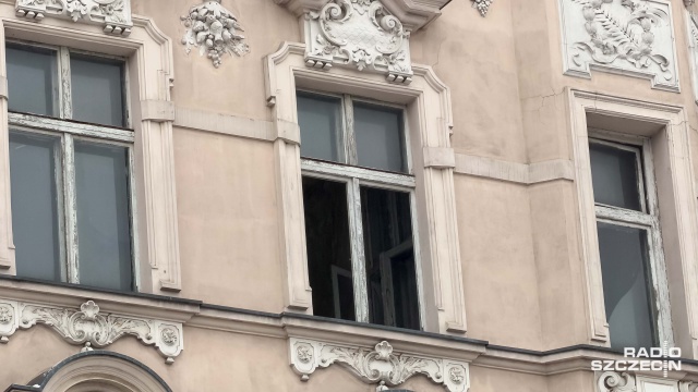 Fot. Robert Stachnik [Radio Szczecin] Stan kamienicy przy Jana Pawła II zagraża mieszkańcom [WIDEO, ZDJĘCIA]
